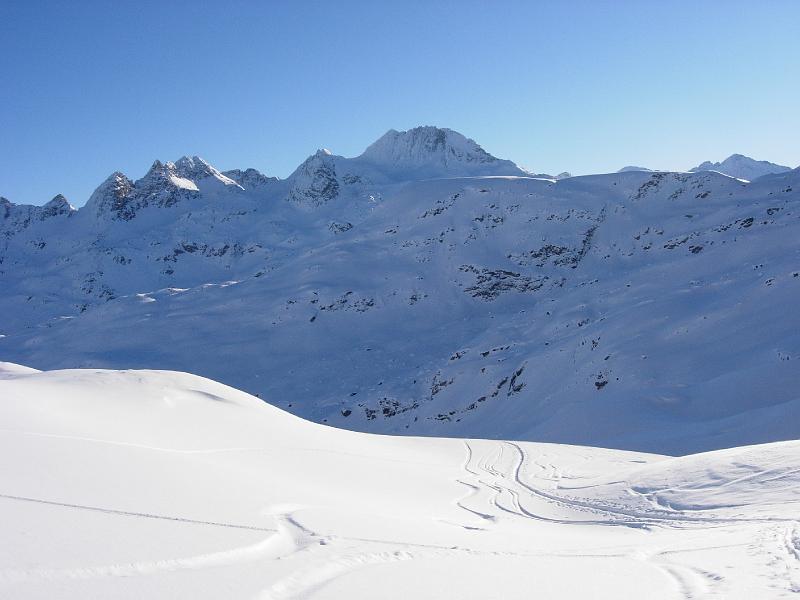20081227_guggernuell 021.jpg - Surettahorn und die Schwarzhörner im Winterkleid